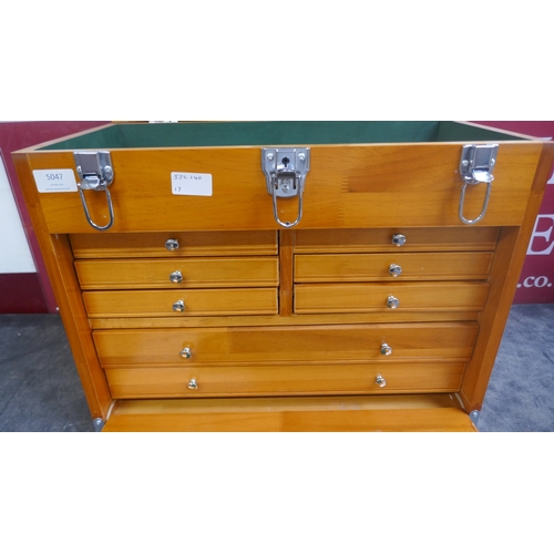 5047 - A wooden 8 drawer machinist tool box with felt lined drawers and a lockable front panel - with keys ... 