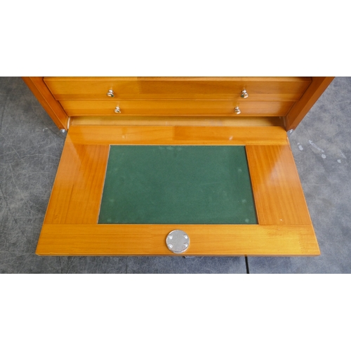 5047 - A wooden 8 drawer machinist tool box with felt lined drawers and a lockable front panel - with keys ... 