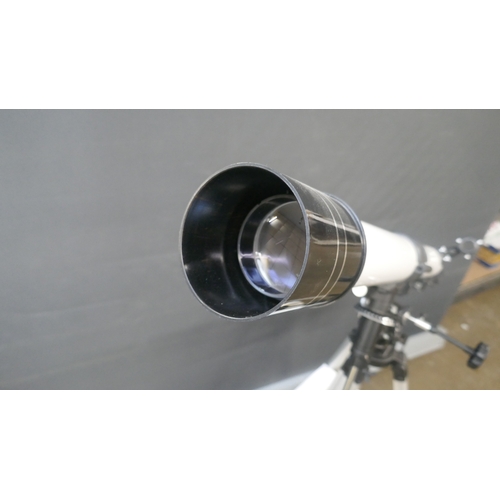 5051 - A model 90070, 900 x 70mm telescope with tripod stand and assorted accessories