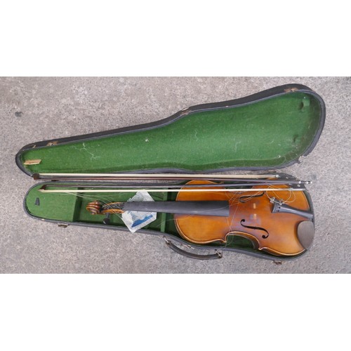 5020 - A quantity of musical items including a Fender Squire electric guitar with case, a Jose Ferrer El Pr... 