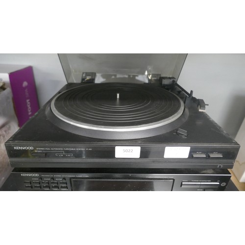 5022 - A quantity of Kenwood Hi-Fi including P-43 automatic turntable, T-92L tuner, AX-33, etc. **Failed PA... 