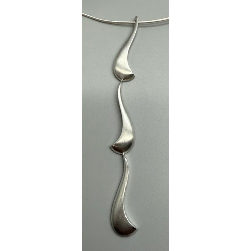 7252 - Paul Spurgeon, a white metal Modernist style abstract design necklace pendant, tests as silver, on a... 