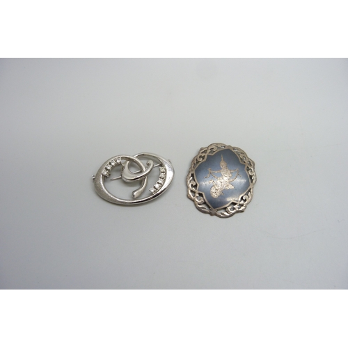 Two silver brooches, both a/f, 22g