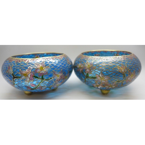 2054 - A pair of pliqué-a-jour bowls, 10.5cm diameter
