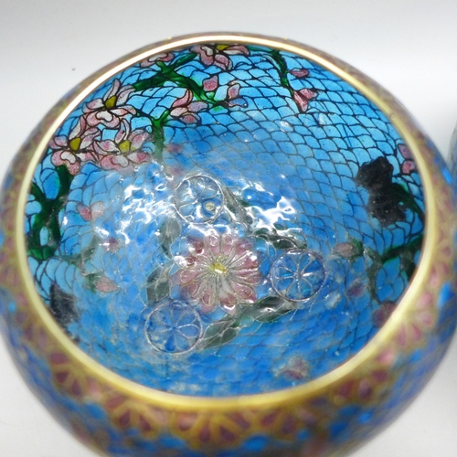 2054 - A pair of pliqué-a-jour bowls, 10.5cm diameter