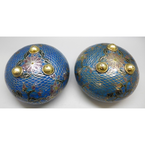 2054 - A pair of pliqué-a-jour bowls, 10.5cm diameter
