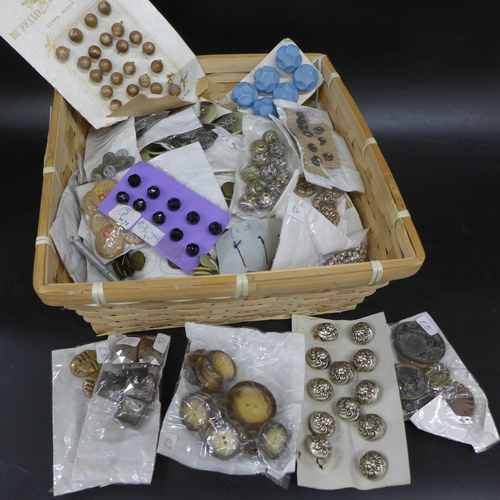 2063 - A collection of vintage buttons