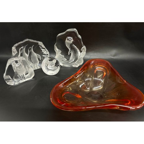 2246 - Three Mats Jonasson Swedish art glass sculpture animal paperweights, with another similar and a stud... 