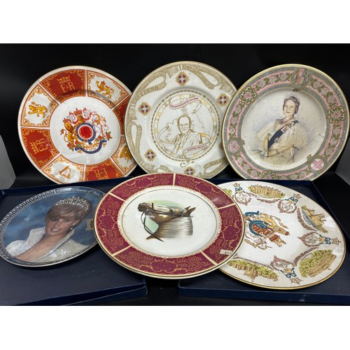 2266 - Six assorted collection of cabinet display plates, mostly royal memorabilia, including Caverswall an... 