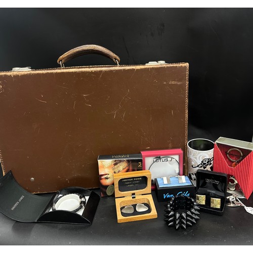 2267 - A vintage case with costume jewellery, to include men's bracelets, cufflinks, keyrings, etc