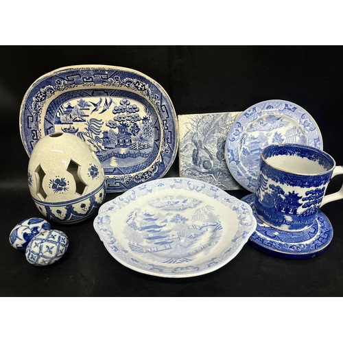 2281 - An assorted collection of blue and white china to include Willow pattern plates and bowls, tile with... 