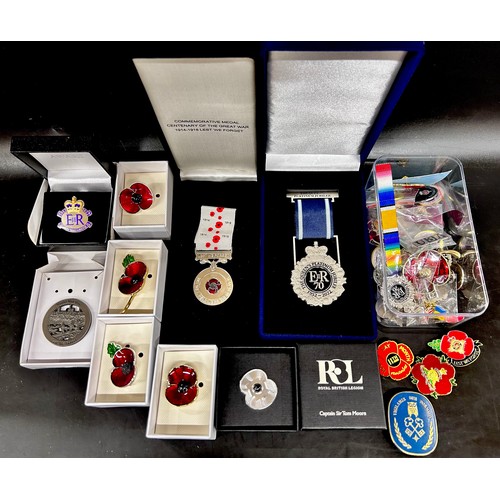 2238 - A collection of mainly Poppy badges