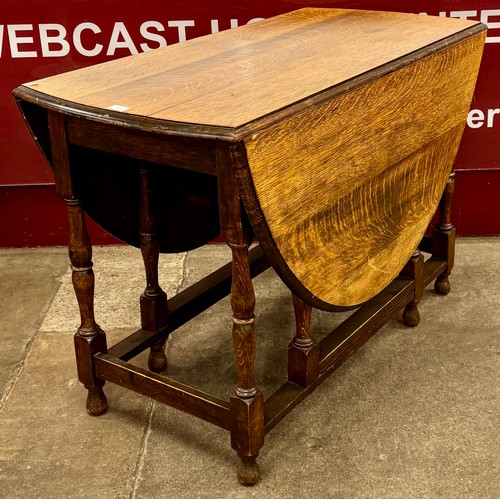 133 - An early 20th Century oak gateleg table