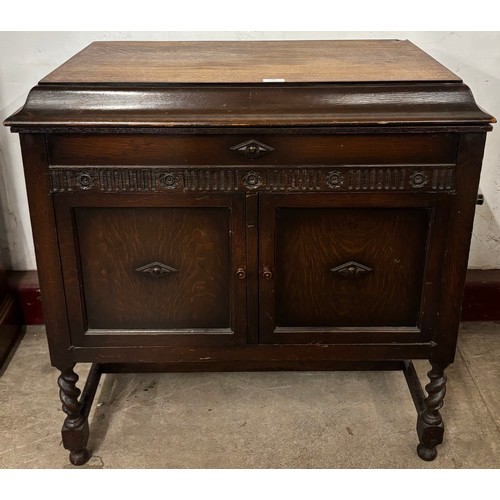169 - An early 20th Century oak cased Gilbert gramophone