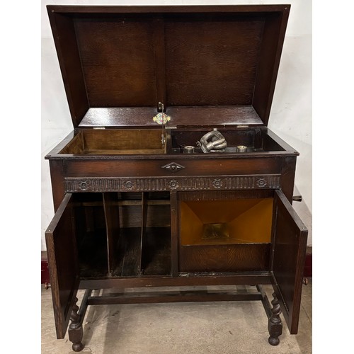 169 - An early 20th Century oak cased Gilbert gramophone