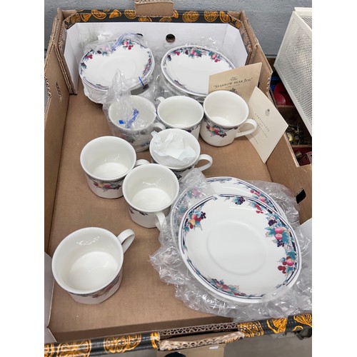2289 - Royal Doulton Autumn's Glory tea set, including tea pot, cups, saucers, milk jug, etc  *Not availabl... 