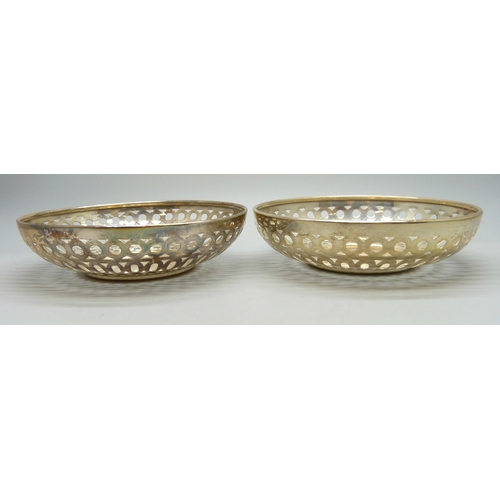 7002 - A pair of Edwardian pierced silver bowls, Sheffield, 1907, 175g, 12.5cm