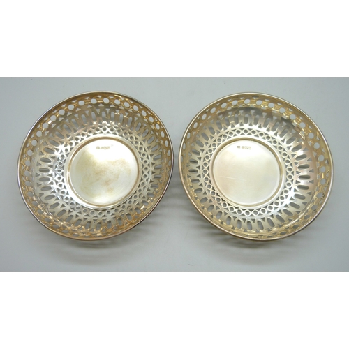 7002 - A pair of Edwardian pierced silver bowls, Sheffield, 1907, 175g, 12.5cm