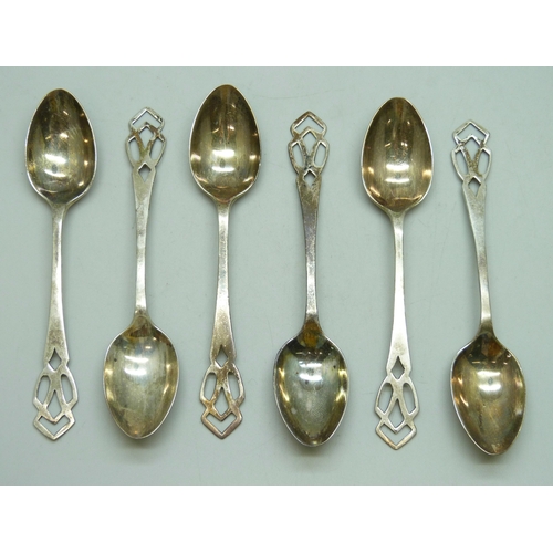 7010 - A set of George V silver spoons with fretwork handles, Sheffield, 1930, 63g, cased