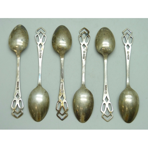 7010 - A set of George V silver spoons with fretwork handles, Sheffield, 1930, 63g, cased