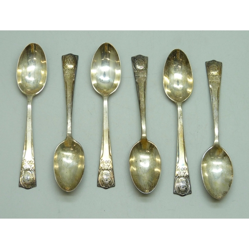 7024 - A set of six George V commemorative silver teaspoons, London, 1928, 55g, boxed