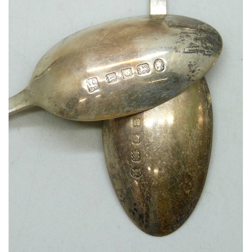 7024 - A set of six George V commemorative silver teaspoons, London, 1928, 55g, boxed