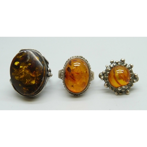 Three silver and amber rings including a Brutalist example, 21g