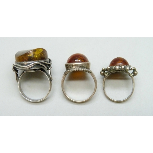 Three silver and amber rings including a Brutalist example, 21g