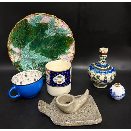 2264 - Six pieces of miscellaneous pottery to include tea cup, Majolica plate, two small vases, etc.
