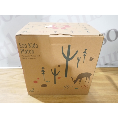 6142 - A box of miscellaneous items to include salt and pepper pots, paper cups, foil food containers, etc.... 