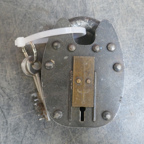 5002 - A box of 6 padlocks - with keys, various styles and sizes