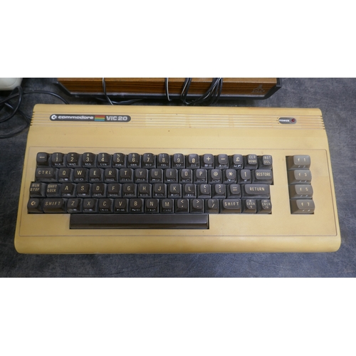 5008 - A collection of items including a Commodore VIC 20 personal computer, a Commodore C2N cassette playe... 
