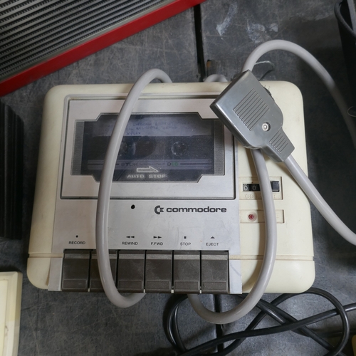 5008 - A collection of items including a Commodore VIC 20 personal computer, a Commodore C2N cassette playe... 