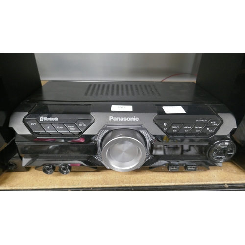 5023 - A Panasonic SA-AKX250 CD stereo system with a pair of matching speakers