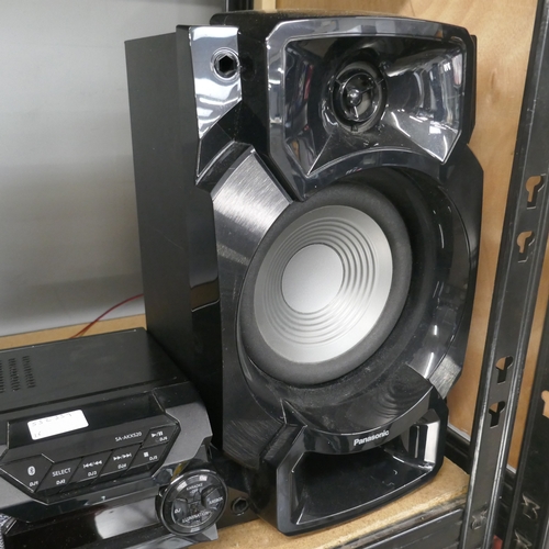 5023 - A Panasonic SA-AKX250 CD stereo system with a pair of matching speakers