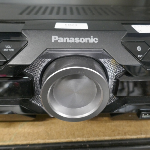 5023 - A Panasonic SA-AKX250 CD stereo system with a pair of matching speakers