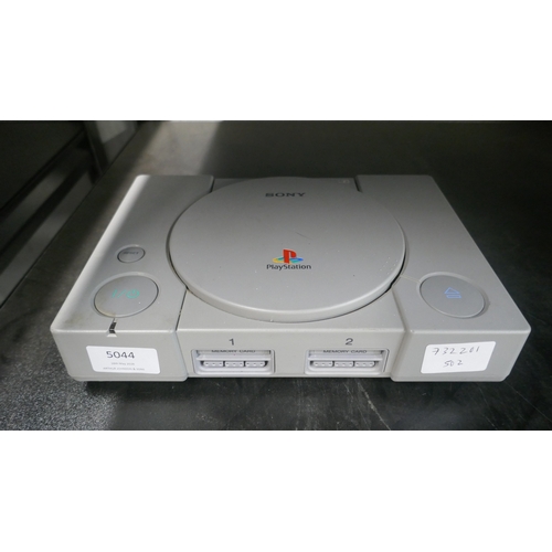 5044 - A Playstation One games console with controller with 4 games - Die Hard Trilogy, Warzone 2100, 007 T... 