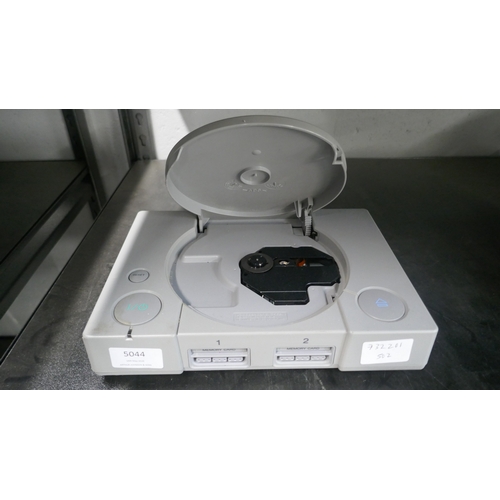 5044 - A Playstation One games console with controller with 4 games - Die Hard Trilogy, Warzone 2100, 007 T... 