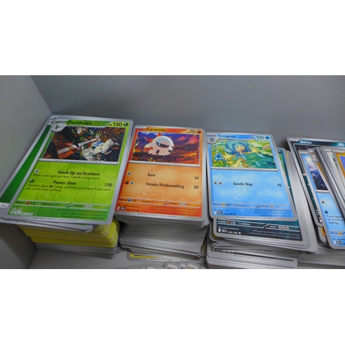 2216 - 1,000 Pokémon card collection including vintage, Holo, UnHolo, Rares, etc.