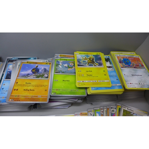 2216 - 1,000 Pokémon card collection including vintage, Holo, UnHolo, Rares, etc.
