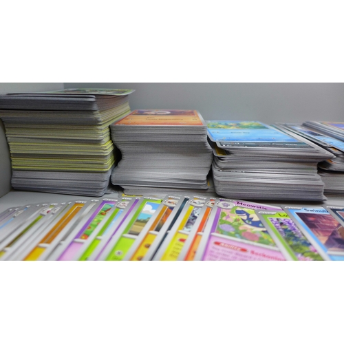 2216 - 1,000 Pokémon card collection including vintage, Holo, UnHolo, Rares, etc.