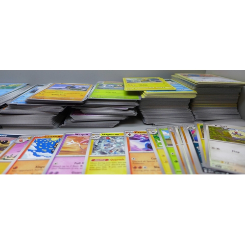 2216 - 1,000 Pokémon card collection including vintage, Holo, UnHolo, Rares, etc.