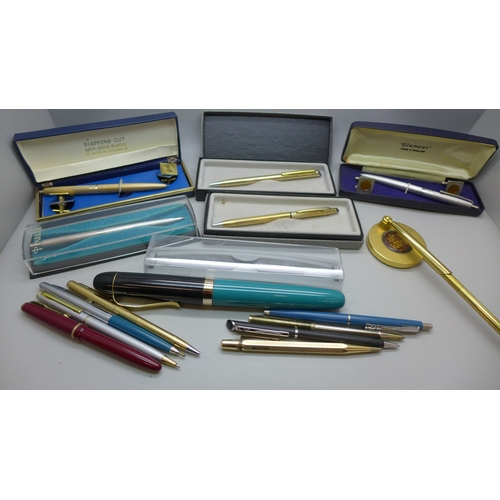 2233 - A collection of assorted pens to include Parker with 14ct gold nib and two rolled gold pens, etc.