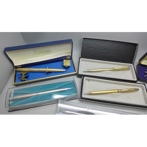2233 - A collection of assorted pens to include Parker with 14ct gold nib and two rolled gold pens, etc.