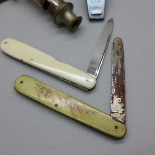 2251 - A miniature dagger with scabbard, two pocket knives and two whistles including Boy Scouts *Not avail... 