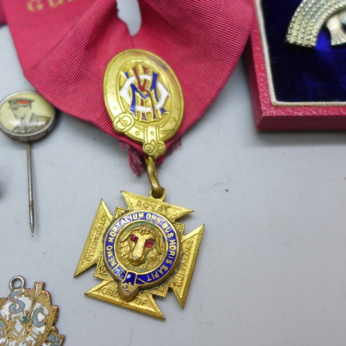 2257 - A World War I Victory medal to 21315 Pte. J. Hinchcliffe Notts & Derby Regiment, a WWI Star to 24543... 