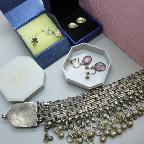 2269 - A box of costume jewellery