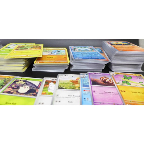 2217 - A large collection of 900+ Pokémon cards including quantity of holographic.