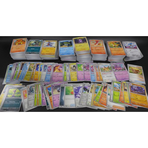 2218 - A very large collection of over 1000 Pokemon cards mixed holo, unholo including reverse holos