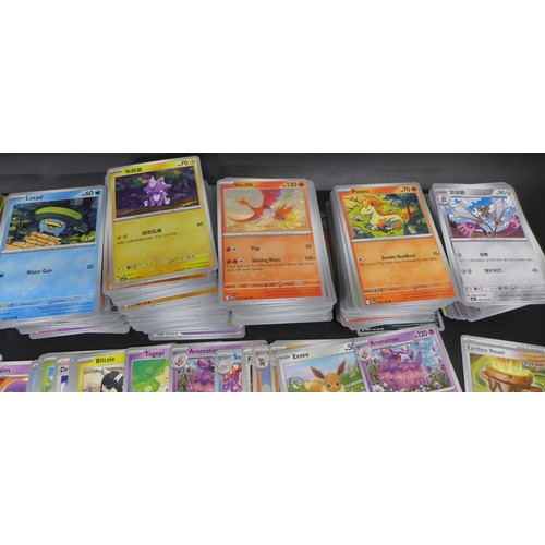 2218 - A very large collection of over 1000 Pokemon cards mixed holo, unholo including reverse holos